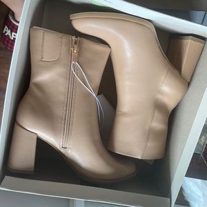 Size 8 tan chunky heel boots
